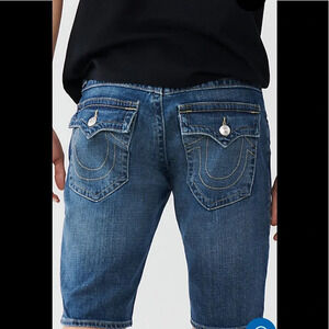 True Religion beautiful men’s shorts back packets with buttons.
